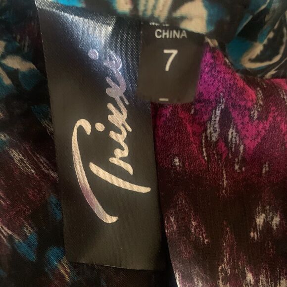 NWT TRIXXI JUNIOR'S 3/4 SLEEVE FLORAL SLIT BACK DRESS WITH BUILT IN LINER 7 - Picture 4 of 7